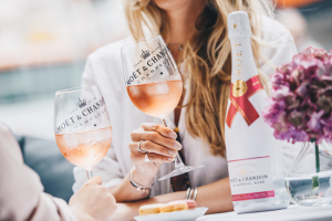 Scopri di più sull'articolo Moët & Chandon Ice Imperérial Rosè:«Un flûte di Champagne con ghiaccio per favore!»